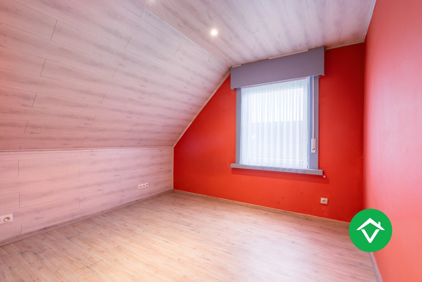 Ruime alleenstaande woning met 3 slaapkamers, tuin en garage te Roeselare 