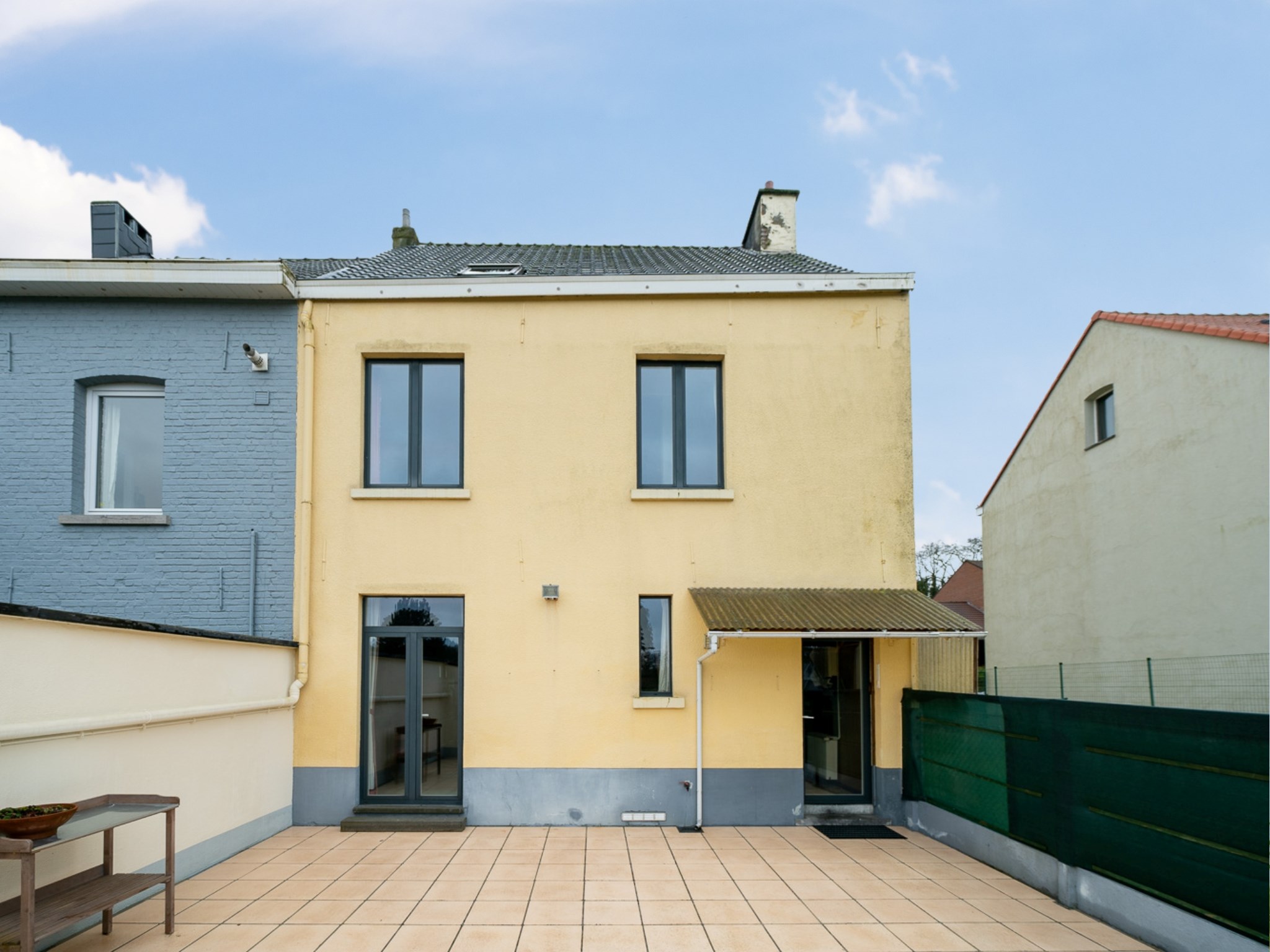 Ruime woning met 5 kamers (mogelijk) en open zicht 