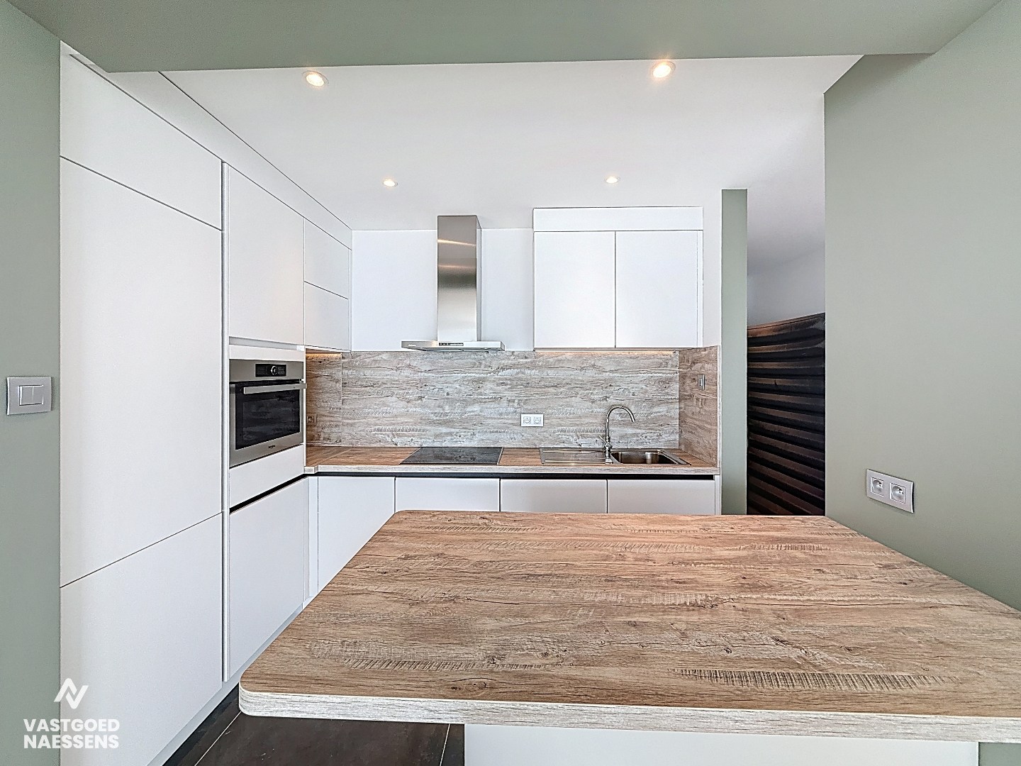 STUDIO RÉNOVÉ AVEC VUE SUR LA MER 