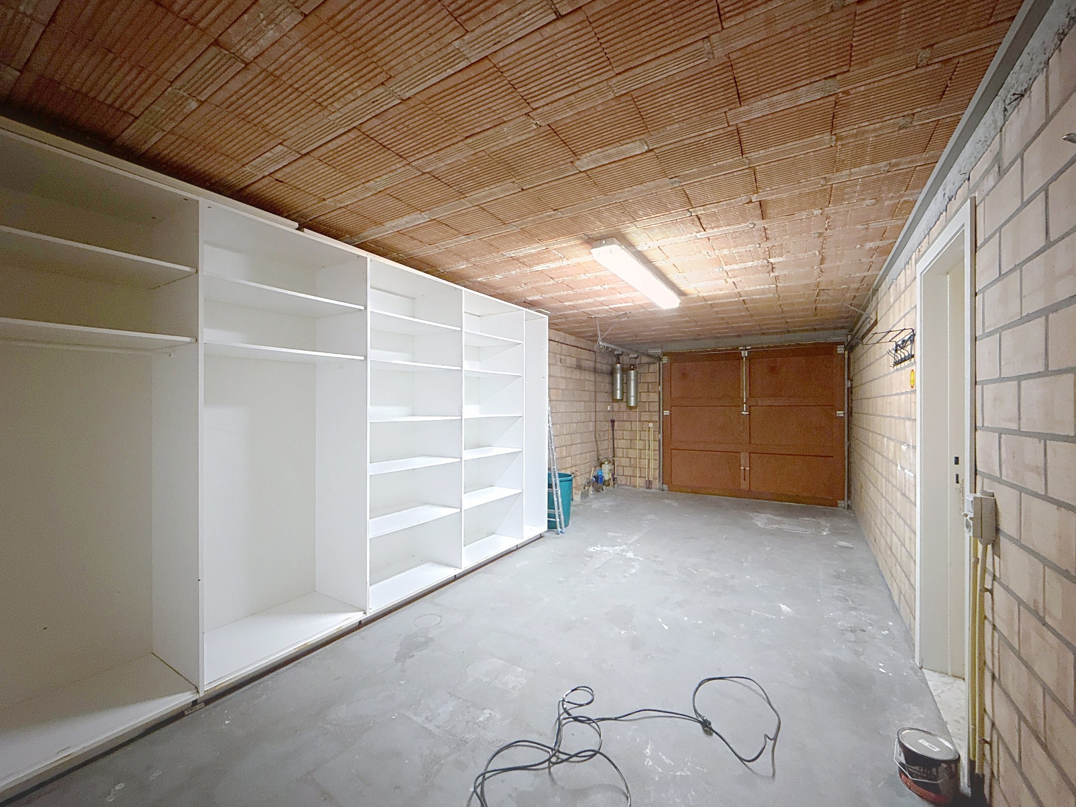 Maison de ville située au centre de la vieille ville de Knokke, à proximité des supermarchés, de l'école, du complexe sportif et à quelques mètres de l'avenue Lippens et des transports en commun. 