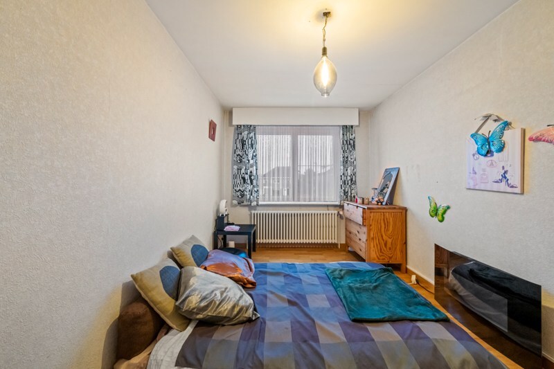 Karaktervolle hoekwoning met 5 slaapkamers en polyvalente handelsruimte 