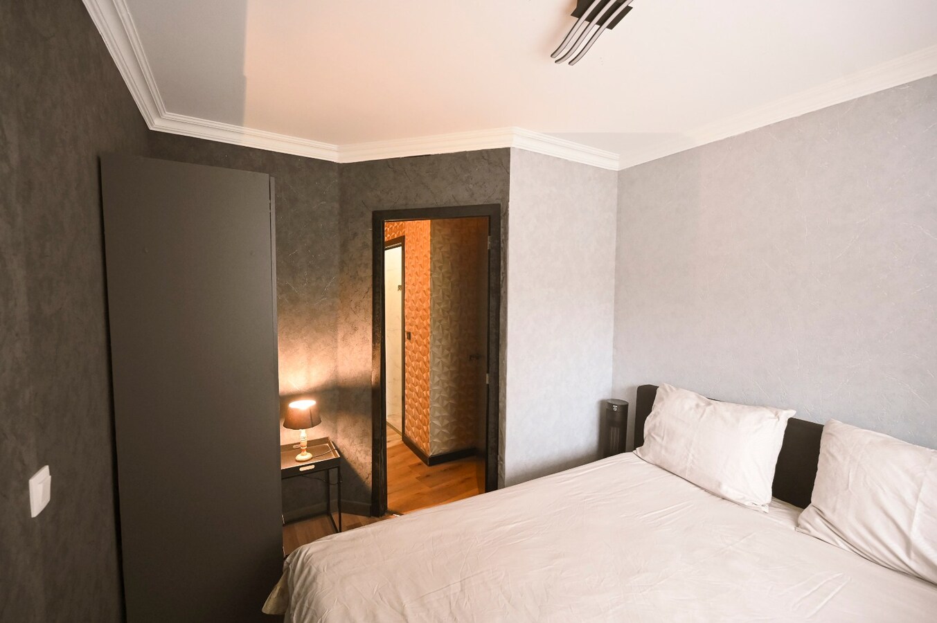 KNAP GELIJKVLOERS APPARTEMENT OP TOPLIGGING 