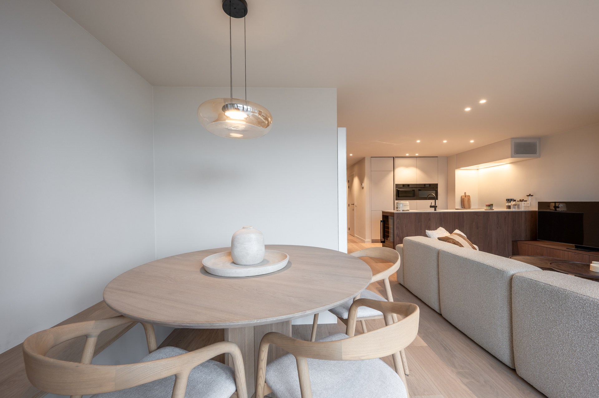 Appartement en duplex spacieux et rénové, orienté plein sud, situé dans un emplacement exceptionnel sur la Lippenslaan. 