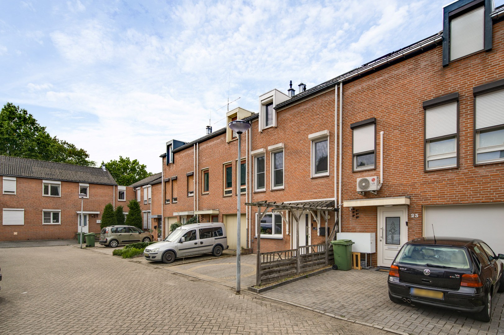 Ruime Tussenwoning in Weert met 4 Slaapkamers, 2 Badkamers, Tuin op het Noordwesten en 2 Parkeerplaatsen - Bouwjaar 1981, 132m² Woonoppervlak 