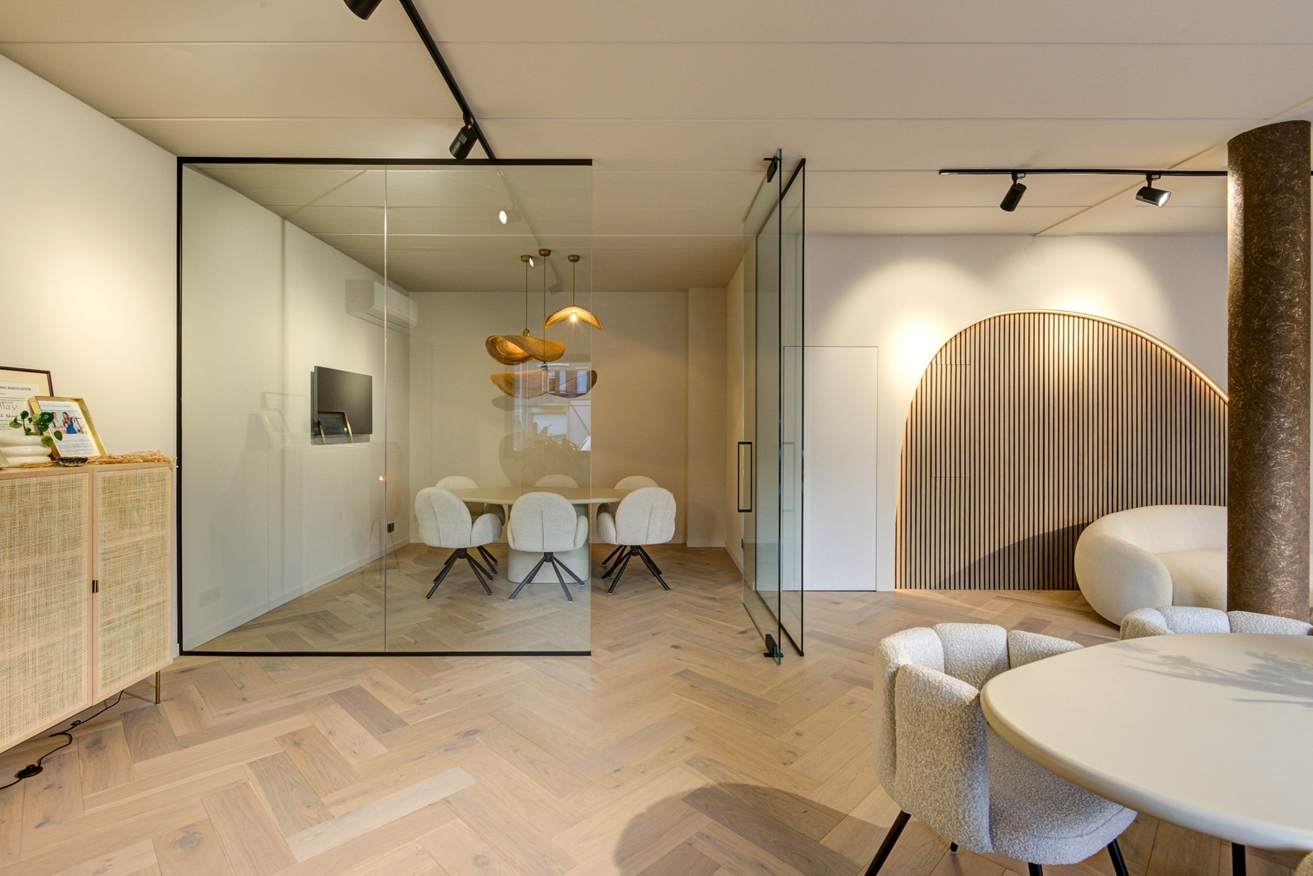 High-End Kantoor/ commerciële ruimte/ praktijk met luxe afwerking en 5 parkeerplaatsen. 