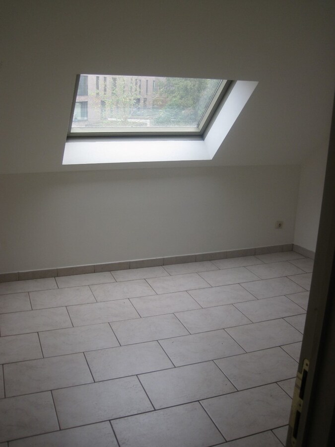 Bijzonder ruim appartement in hartje Kruishoutem. 