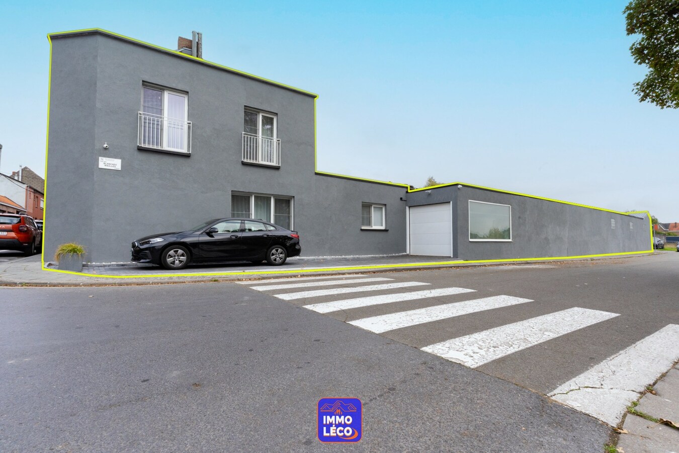 3 façades rénovée avec garage, parking 2voit. et grand entrepôt attenant ! 