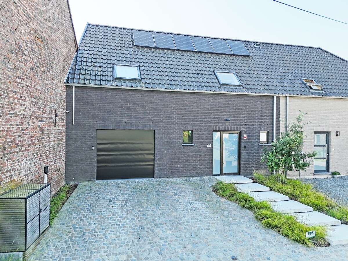 Op en top afgewerkte, energiezuinige gezinswoning (2013) te Velzeke 