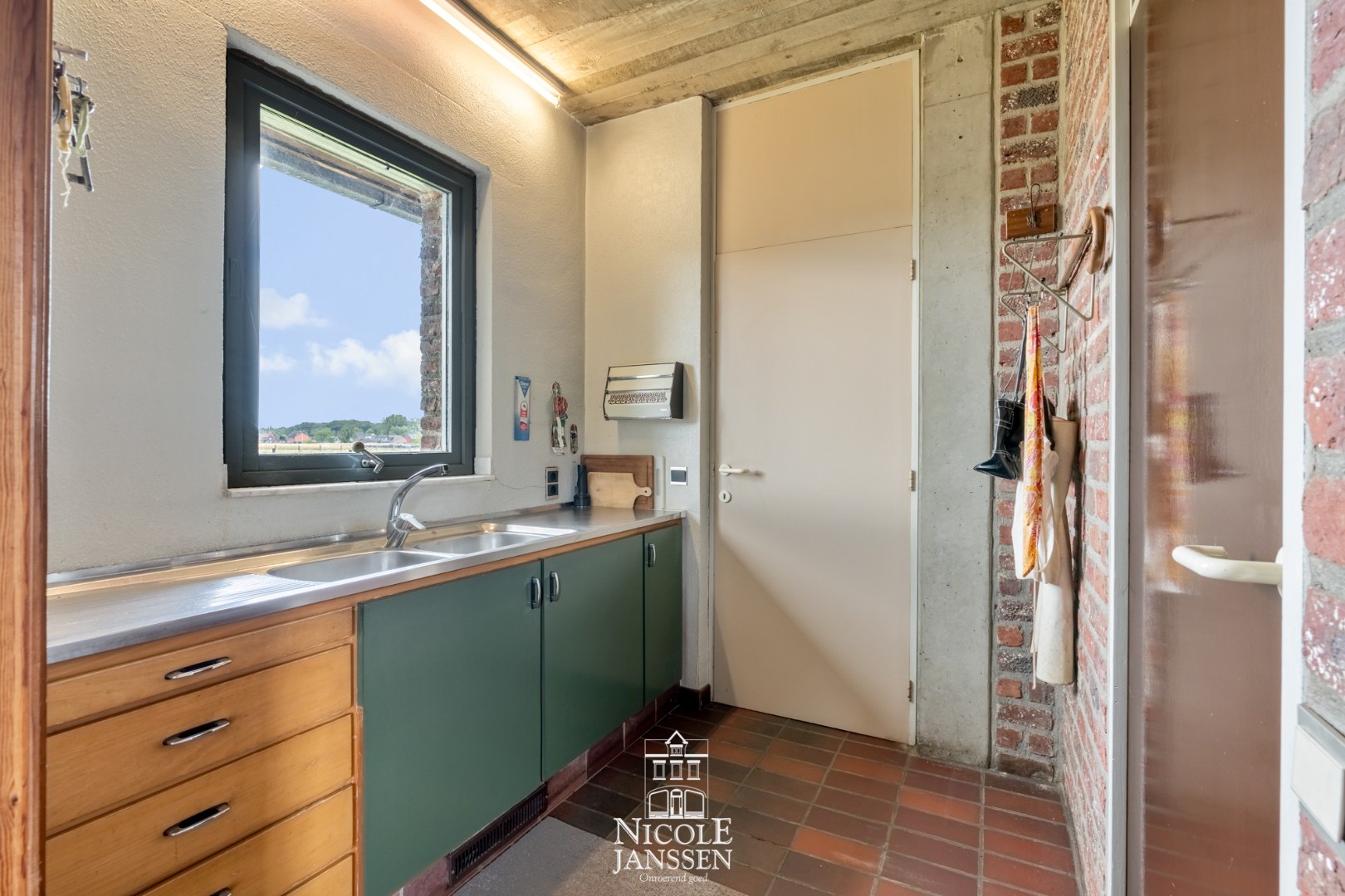 Praktische berging met douche 