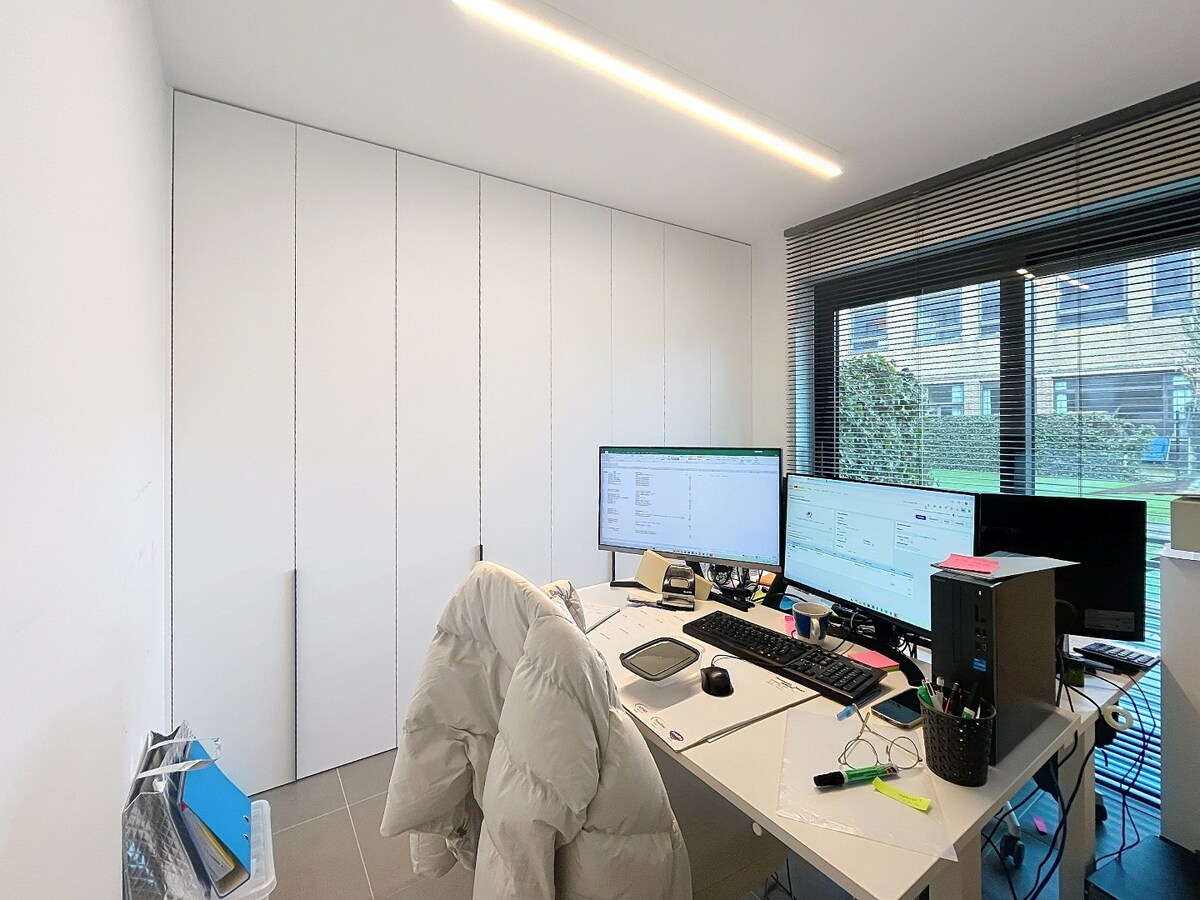 Commercieel kantoor op toplocatie in Aalter met 5 bureau ruimtes 