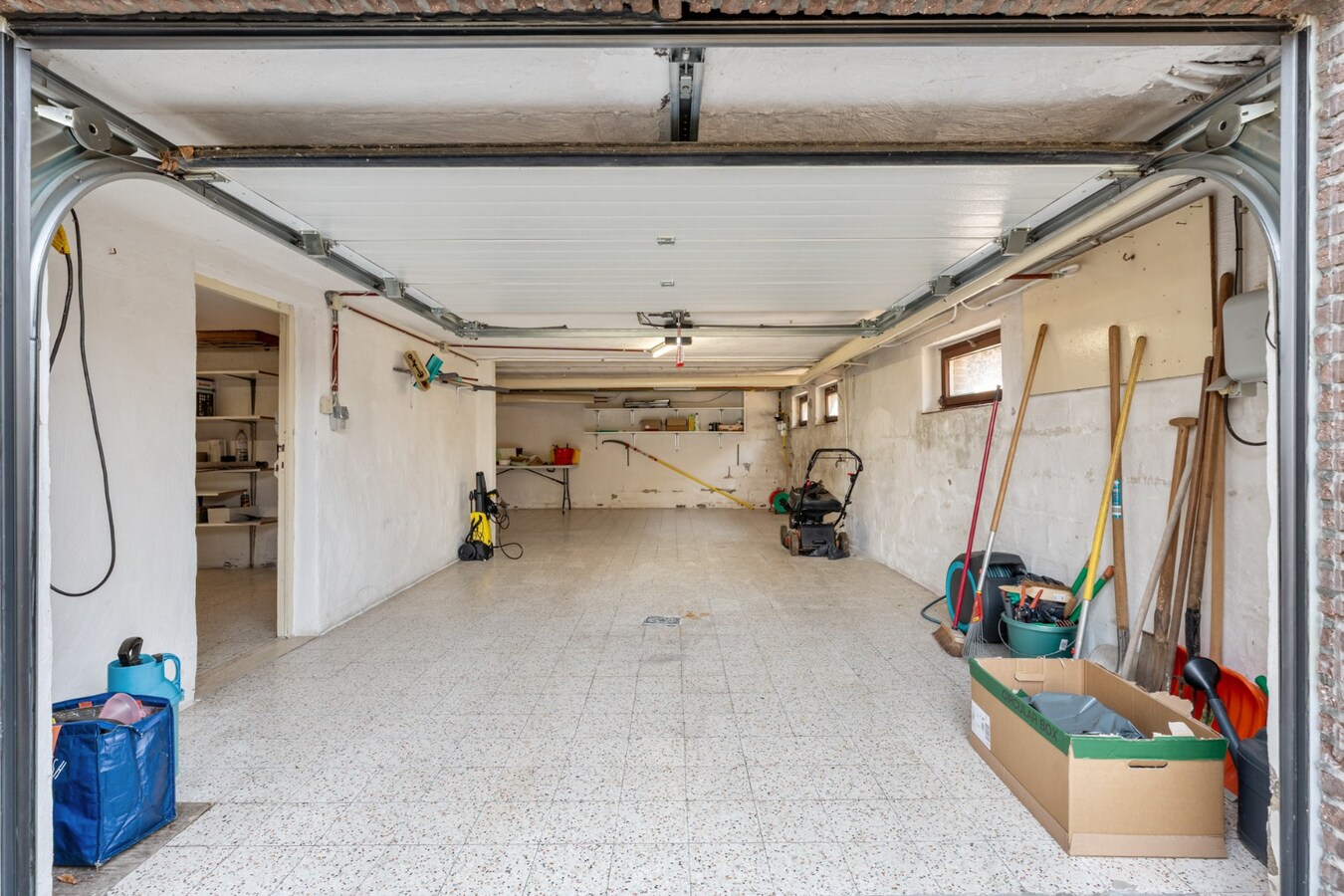 Zeer goed onderhouden gelijkvloerse gezinswoning op een riant perceel van 19a75ca op een rustige locatie te Schalkhoven, een deelgemeente van Hoeselt. 