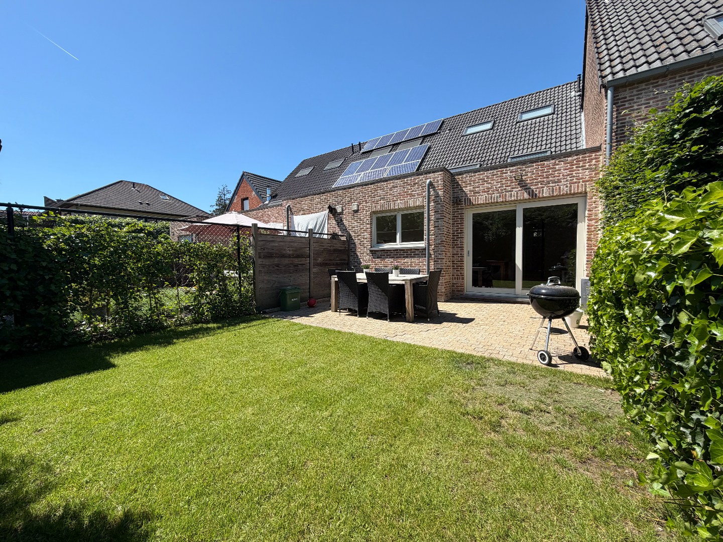 Charmante gerenoveerde rijwoning in pastoriestijl te koop in centrum Schilde 