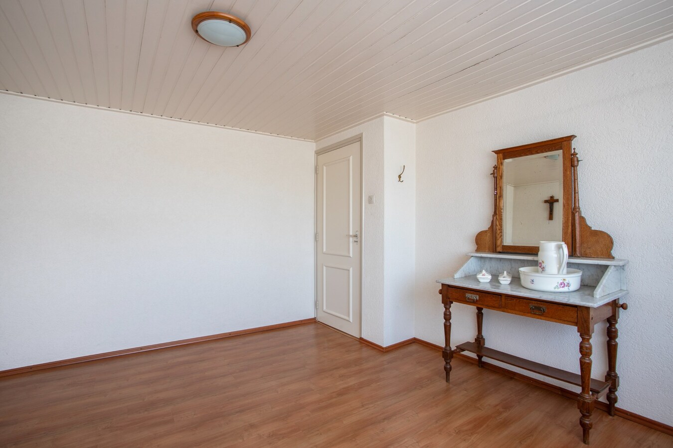 Royale halfvrijstaande woning met uitzicht over de landerijen, op korte afstand van het centrum. 