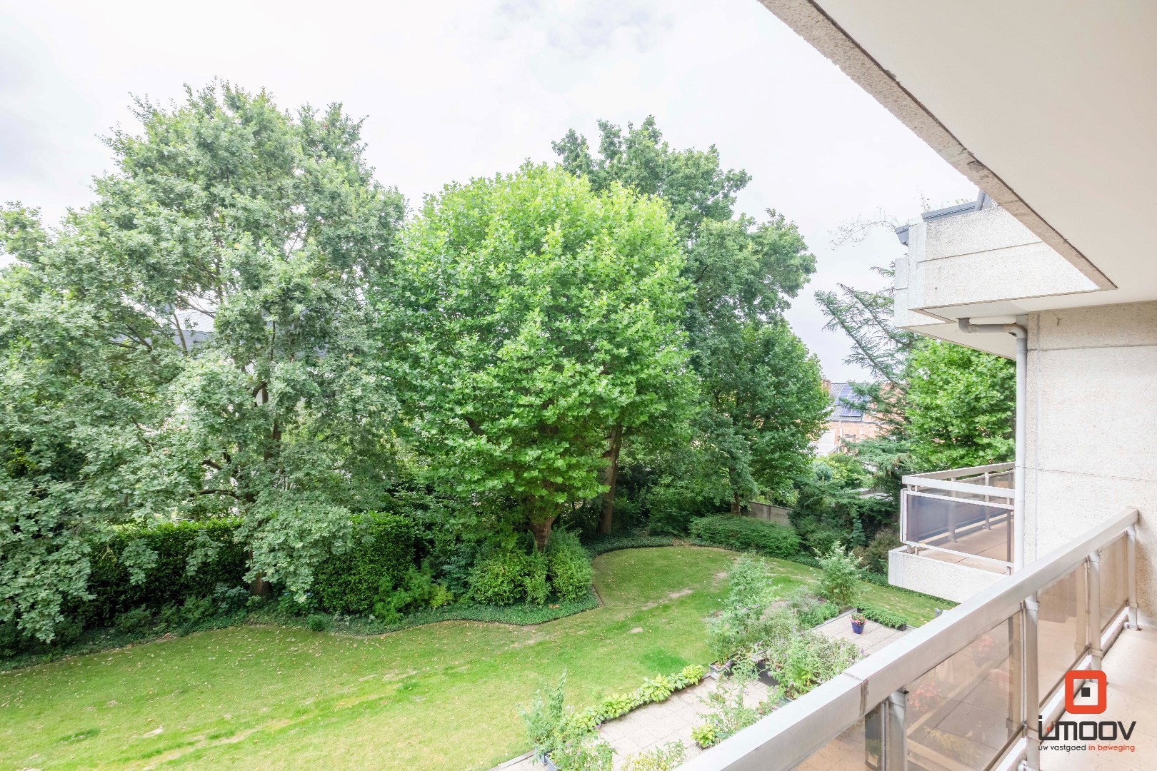 Instapklaar tweeslaapkamer appartement met garagebox in het groen 