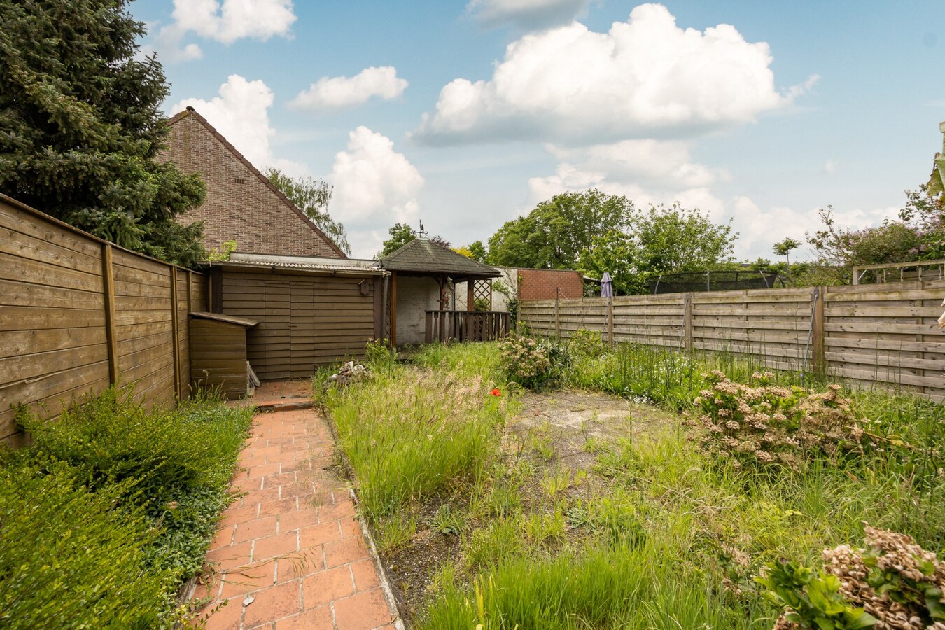 Ruime woning met praktijkmogelijkheden in het hart van Zoersel 