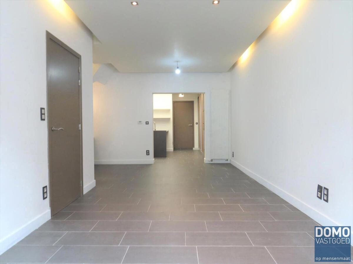 Gerenoveerde rijwoning, centraal gelegen in Hasselt. Vlakbij het centrum van Hasselt, openbaar vervoer, scholen, winkels en autosnelwegen. 