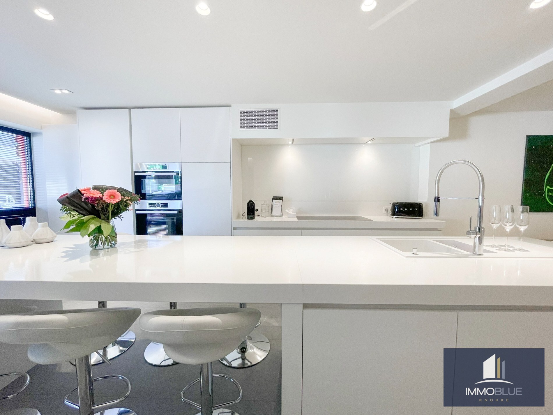 Stijlvol, instapklaar appartement met een ruim terras gelegen aan het Lichttorenplein op enkele passen van de zee. 