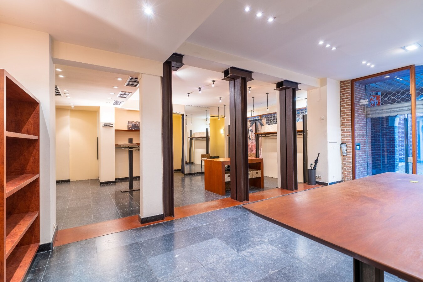 Surface commerciale de +/- 115m2 en plein centre-ville, à 2 pas de la Grand Place et de la Petite Rue ! 