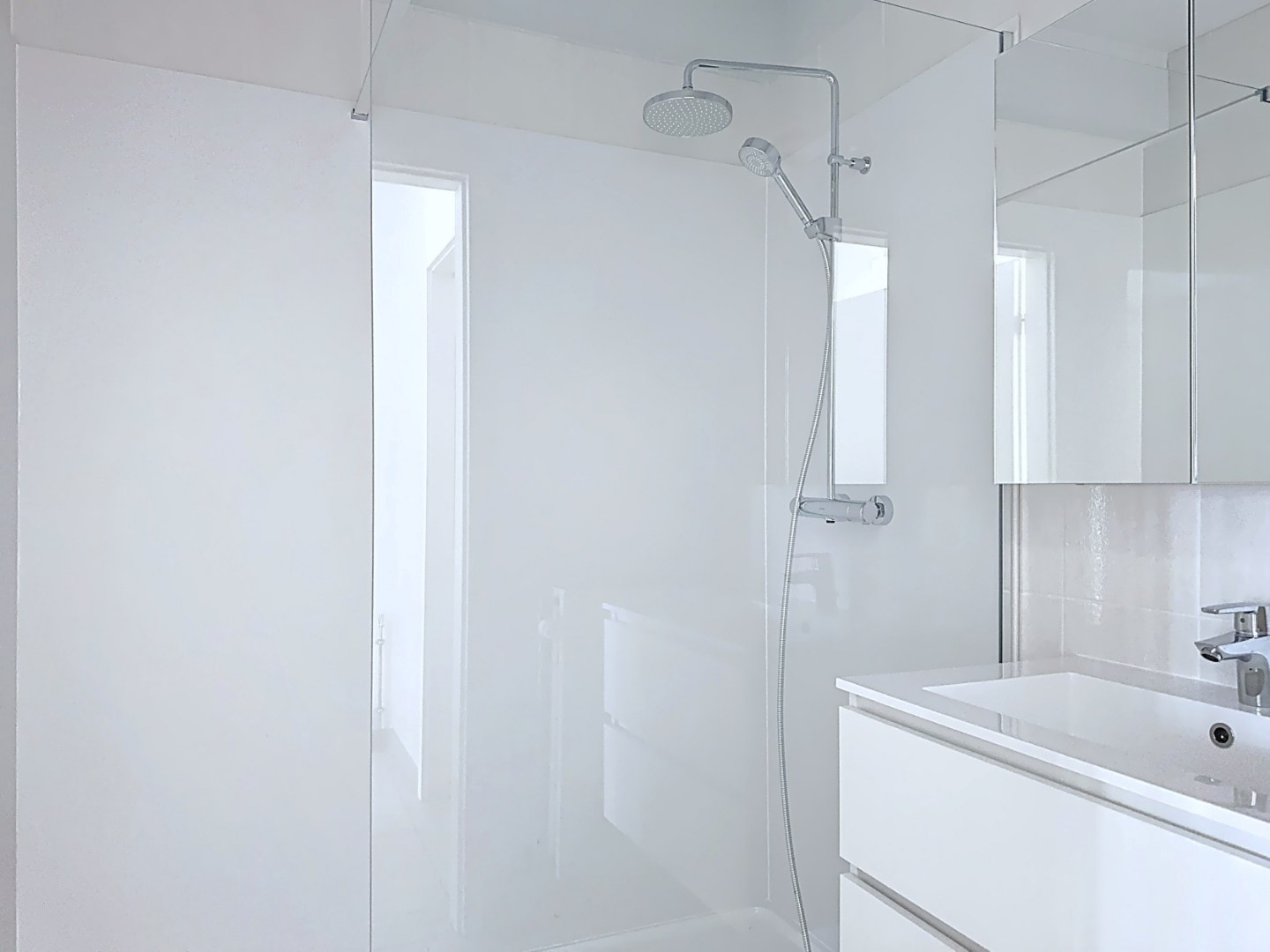 Centraal gelegen gelijkvloers-appartement met 1 grote slaapkamer 