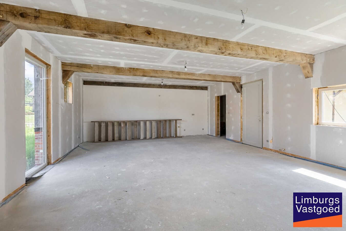 UNIEKE VIERKANTSHOEVE met paardenstallen op 7,34 hectare met vergunning voor zwembad en poolhouse 