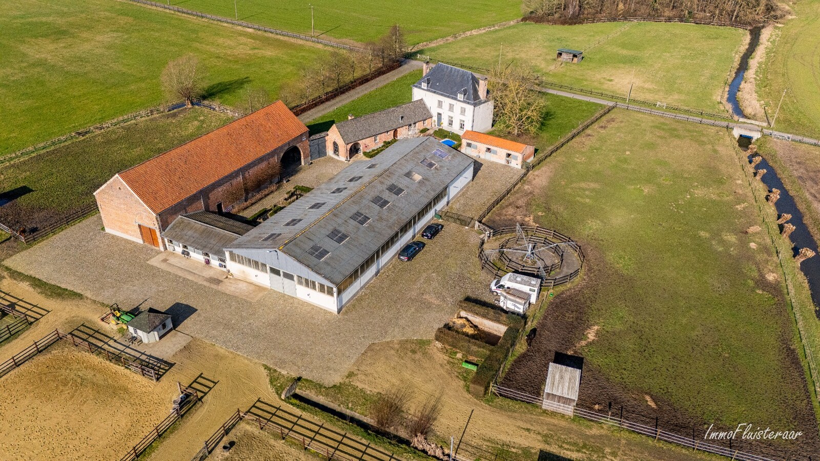 Uitzonderlijke woning met paardenaccommodatie, binnen- en buitenpiste op ca. 9,4 ha te Haacht 