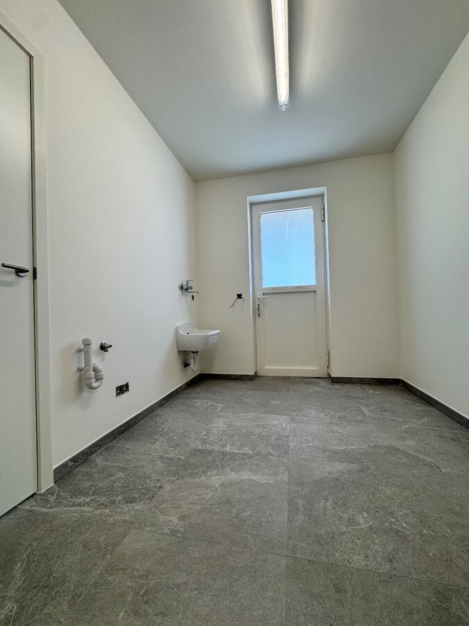 Instapklare nieuwbouwwoning met 4 slaapkamers en bureau te Kortemark 