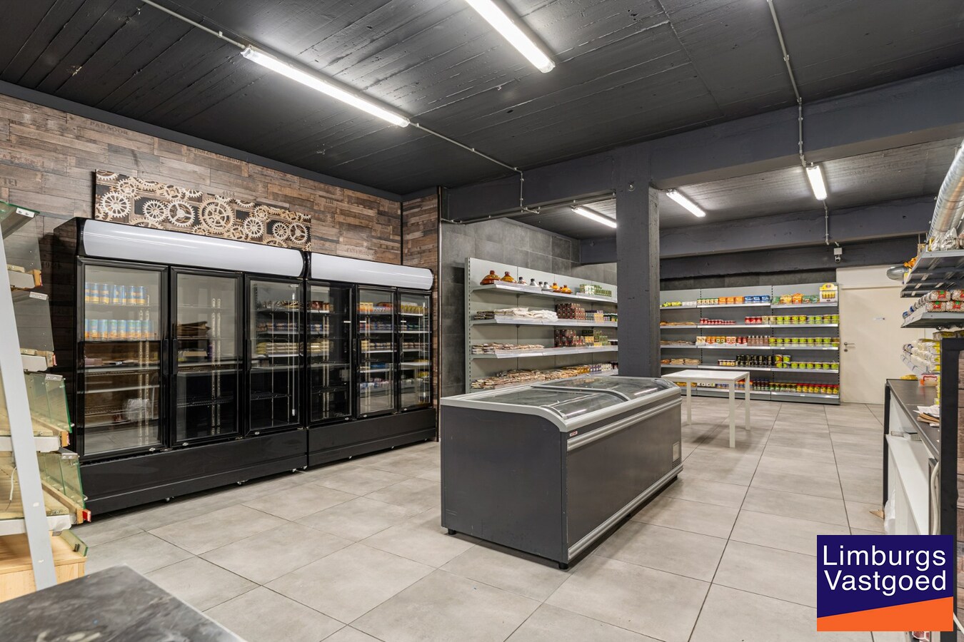 Commercieel uitstekend gelegen investeringspand bestaande uit winkel + duplex 