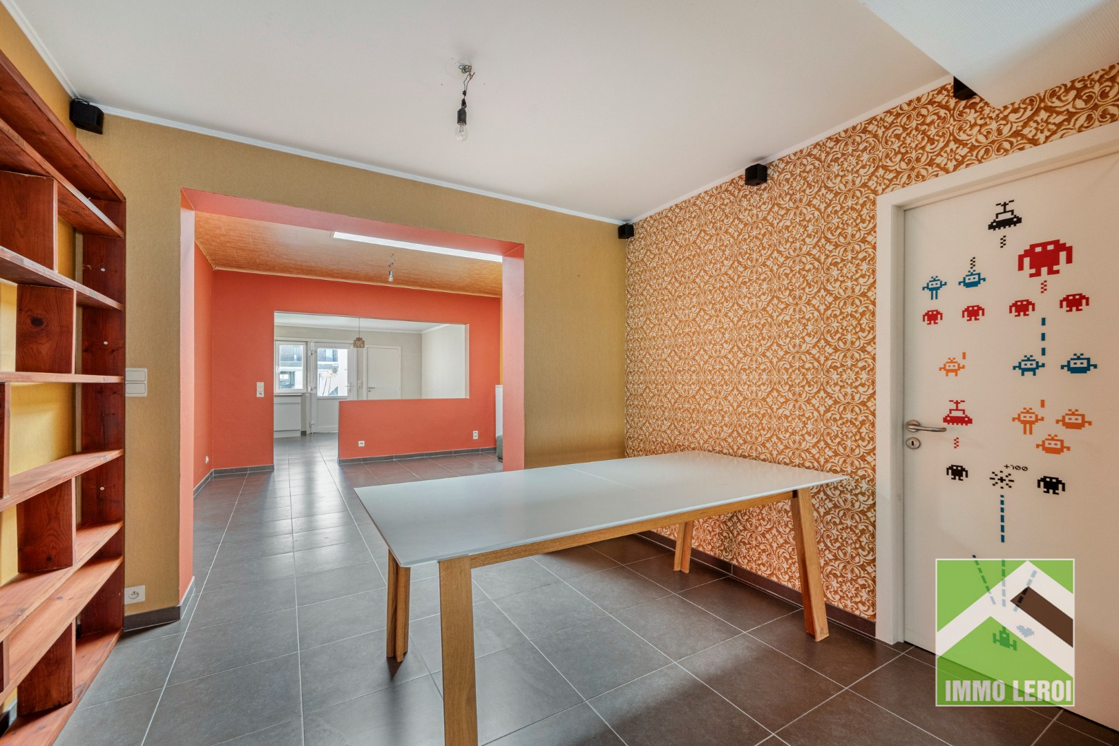 Woonkamer met doorgang eetplaats