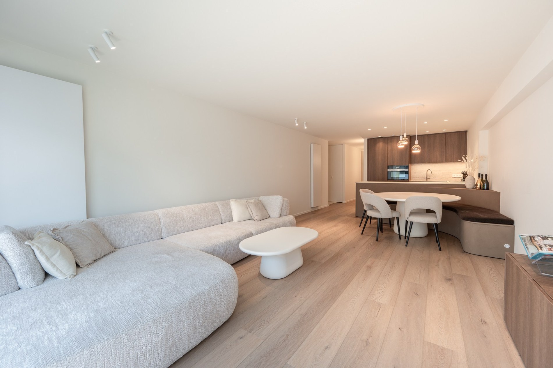 Aangenaam 3 slaapkamerappartement met zijdelings zeezicht op een aangename ligging vlakbij het Lichttorenplein te Knokke. 