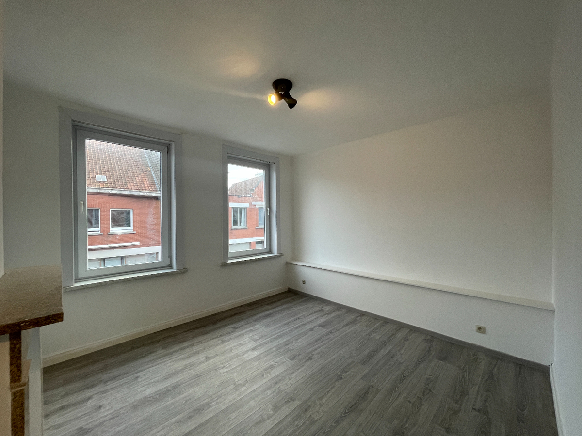 Gerenoveerde rijwoning met 2 slaapkamers te Roeselare 