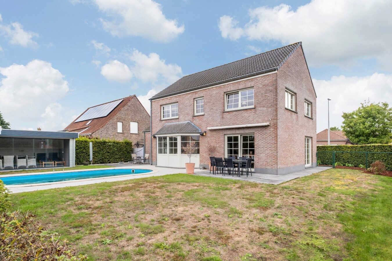 Stijlvolle villa met zwembad op rustige locatie te Bissegem/Heule te koop ! 