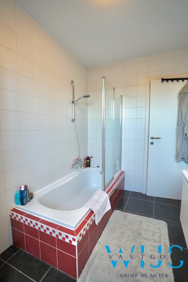 Instapklaar &amp; energiezuinig appartement in HET centrum van Ertvelde ! 