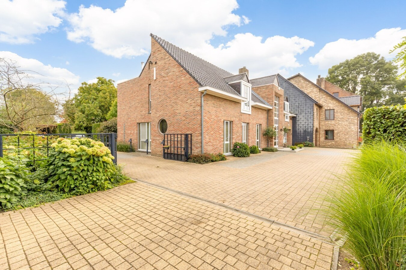 Instapklaar landhuis met bewezen B&amp;B, wellness, dierenfaciliteiten en uitzonderlijk privacy wonen en ondernemen in Maasmechelen. 