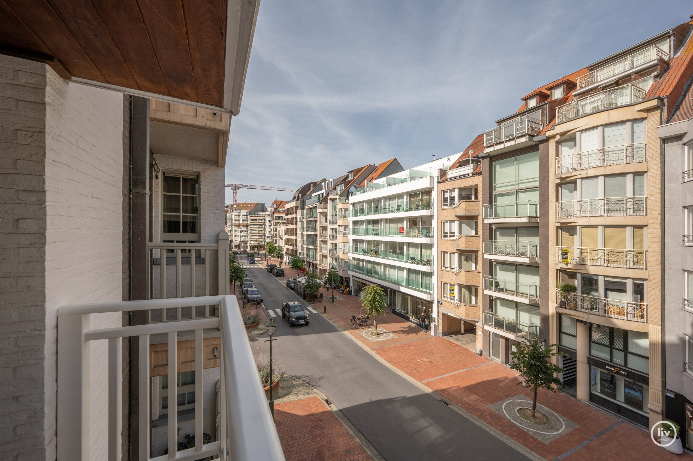 Appartement exceptionnellement spacieux avec une largeur de façade exceptionnelle et une superficie totale de 163 m², idéalement situé sur l'avenue Dumortier à Knokke. 