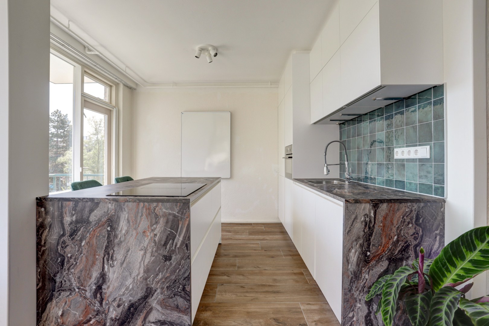 Instapklaar 3- (voorheen 4) kamer appartement op de 2e etage met moderne keuken met kookeiland, 2 balkons, 2 riante slaapkamers, moderne badkamer en gelegen op eigen grond! 