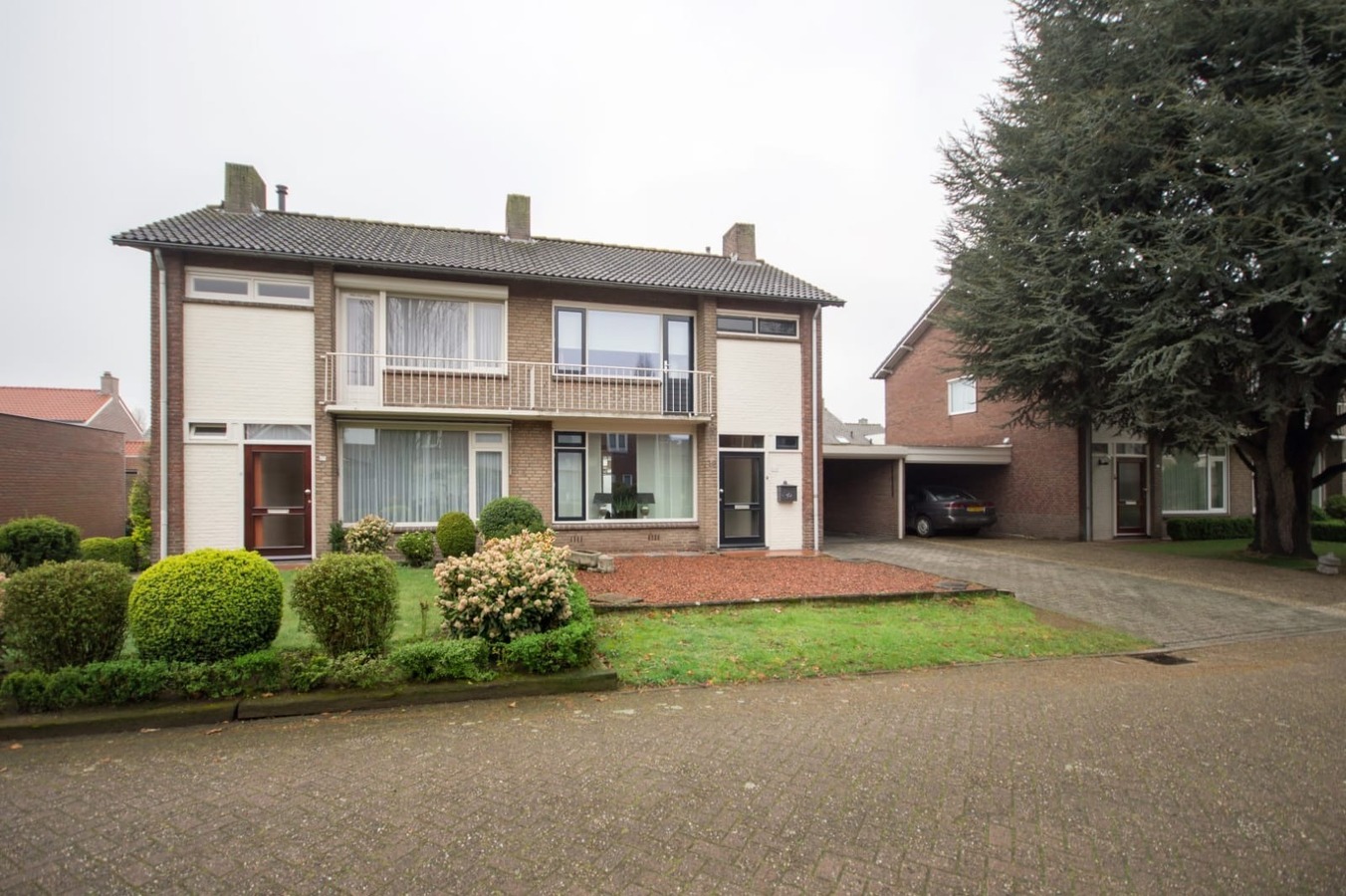 Sfeervolle en gunstig gesitueerde tweekapper met garage, berging en vrije achterom gelegen op 221 M². Deze woning ligt op loopafstand van het centrum van Hilvarenbeek. 