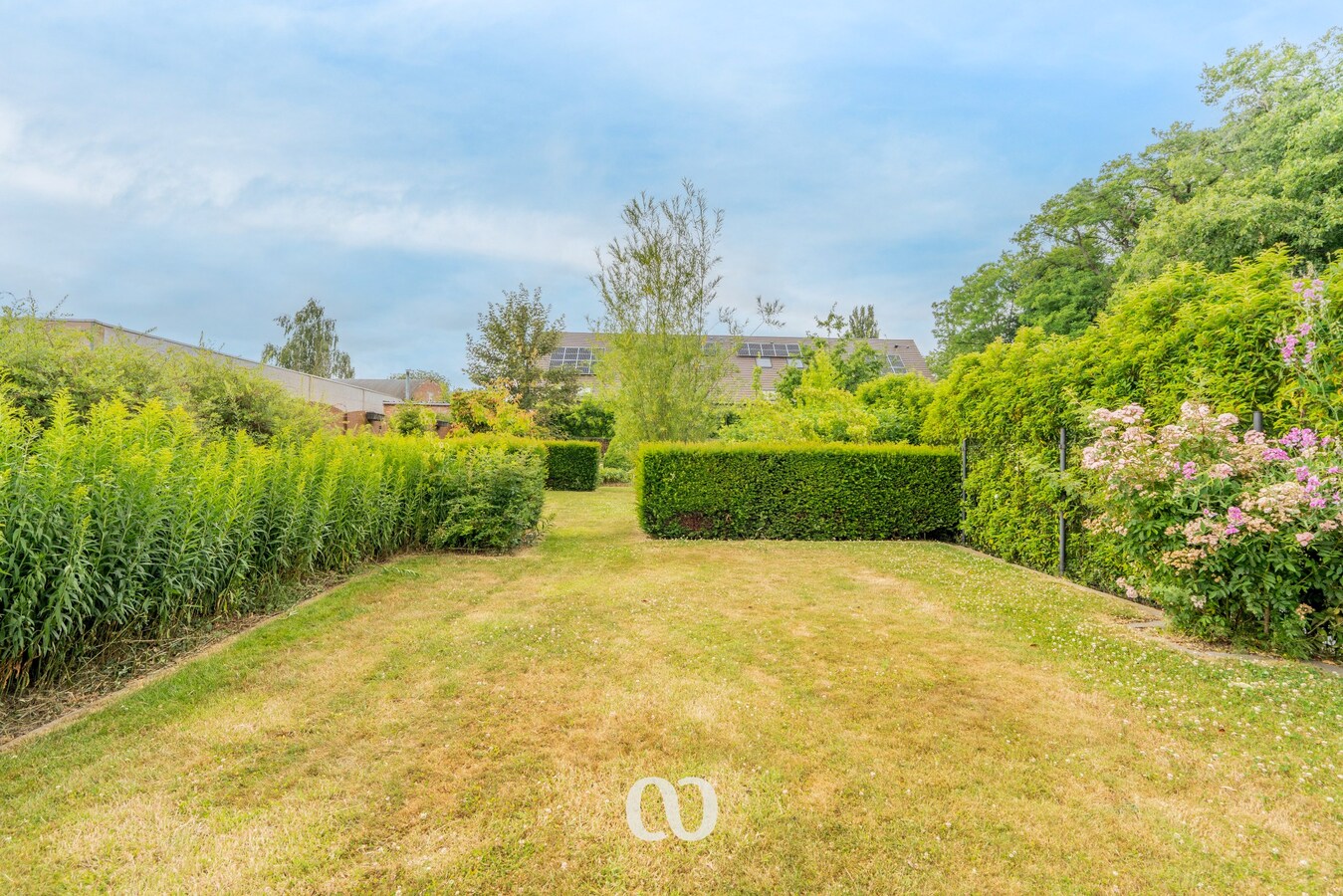 Instapklare woning met zonnepanelen, prachtige tuin en garage 