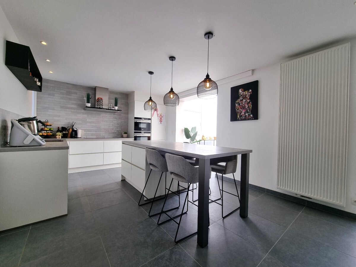 Prachtige, volledig gerenoveerde halfopen bebouwing op groot perceel van 842m² 