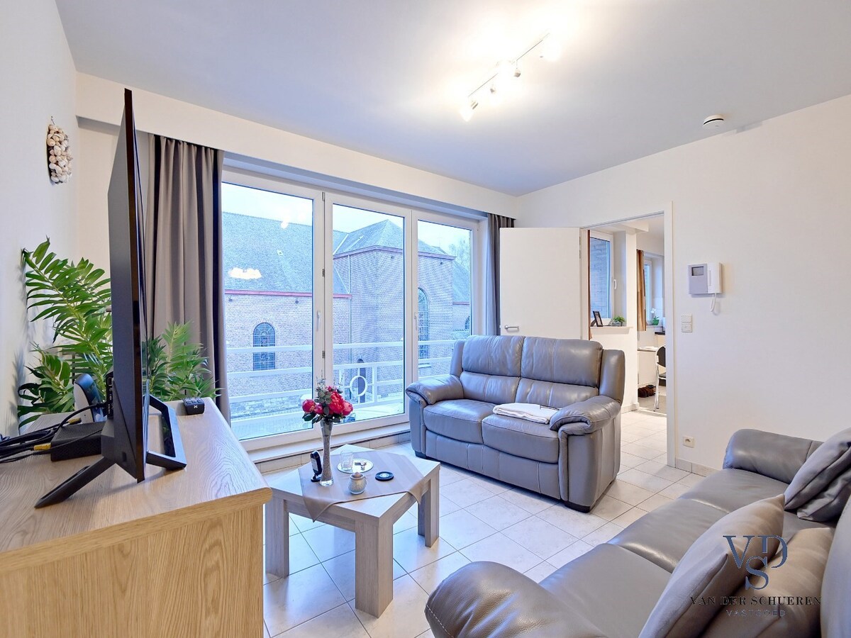 Tijdloos, ruim 1-slpk-appartement mét garage te centrum Gavere 