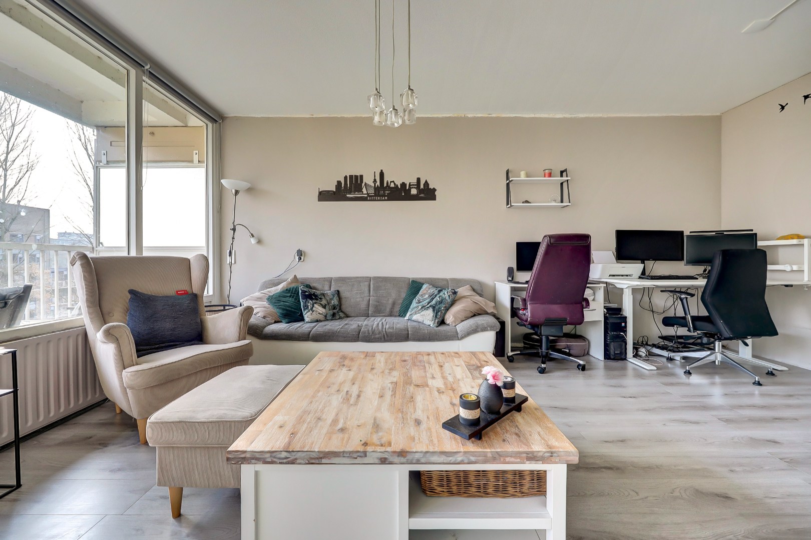 Dit lichte 4-kamer appartement op de 4e verdieping, met 3 slaapkamers, keurige keuken, balkon op het zuiden en berging in de onderbouw is gelegen in de populaire wijk "Ommoord". 