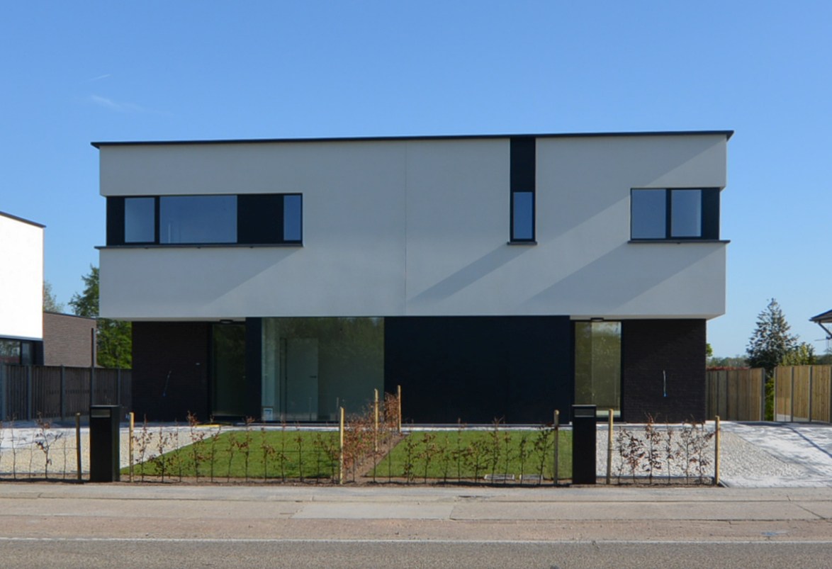 Moderne, energiezuinige, halfvrijstaande woning met carport op 3 a 80 ca. 