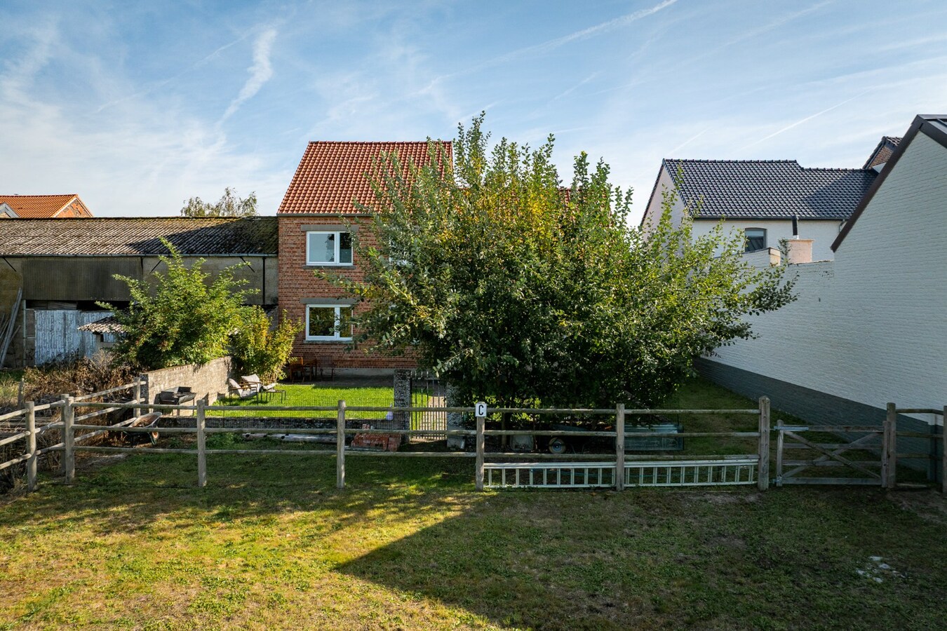 Renovated property with drained track and pasture on approximately 16 ares in Mielen-boven-Aalst. 