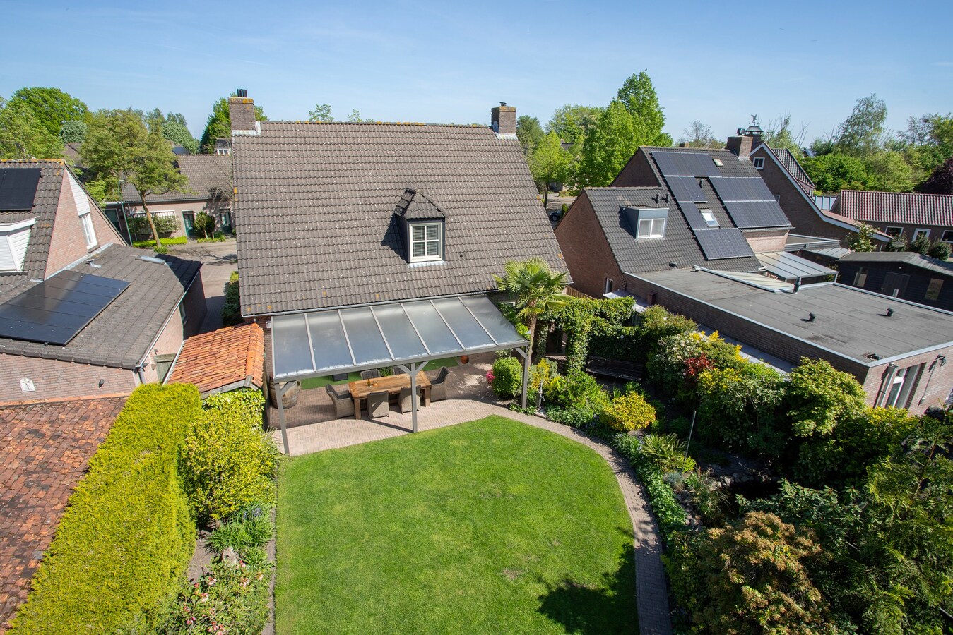 Royale vrijstaande woning gelegen op een perceel van 671 m2 met de tuin op het zuiden! 