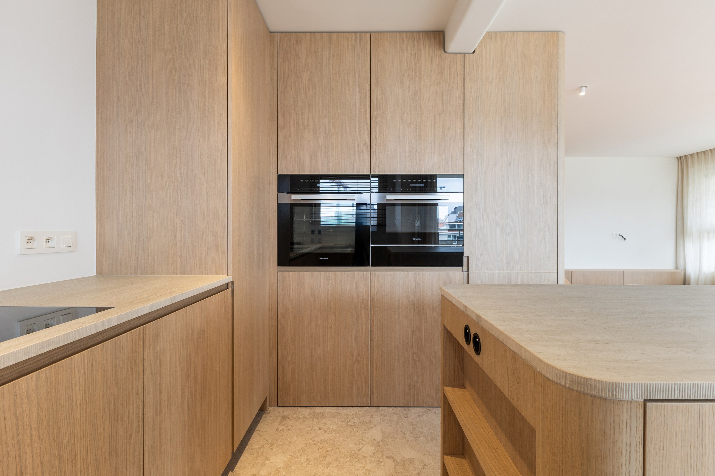 Appartement de 3 chambres entièrement rénové, idéalement situé près de la digue et du casino à Knokke. 