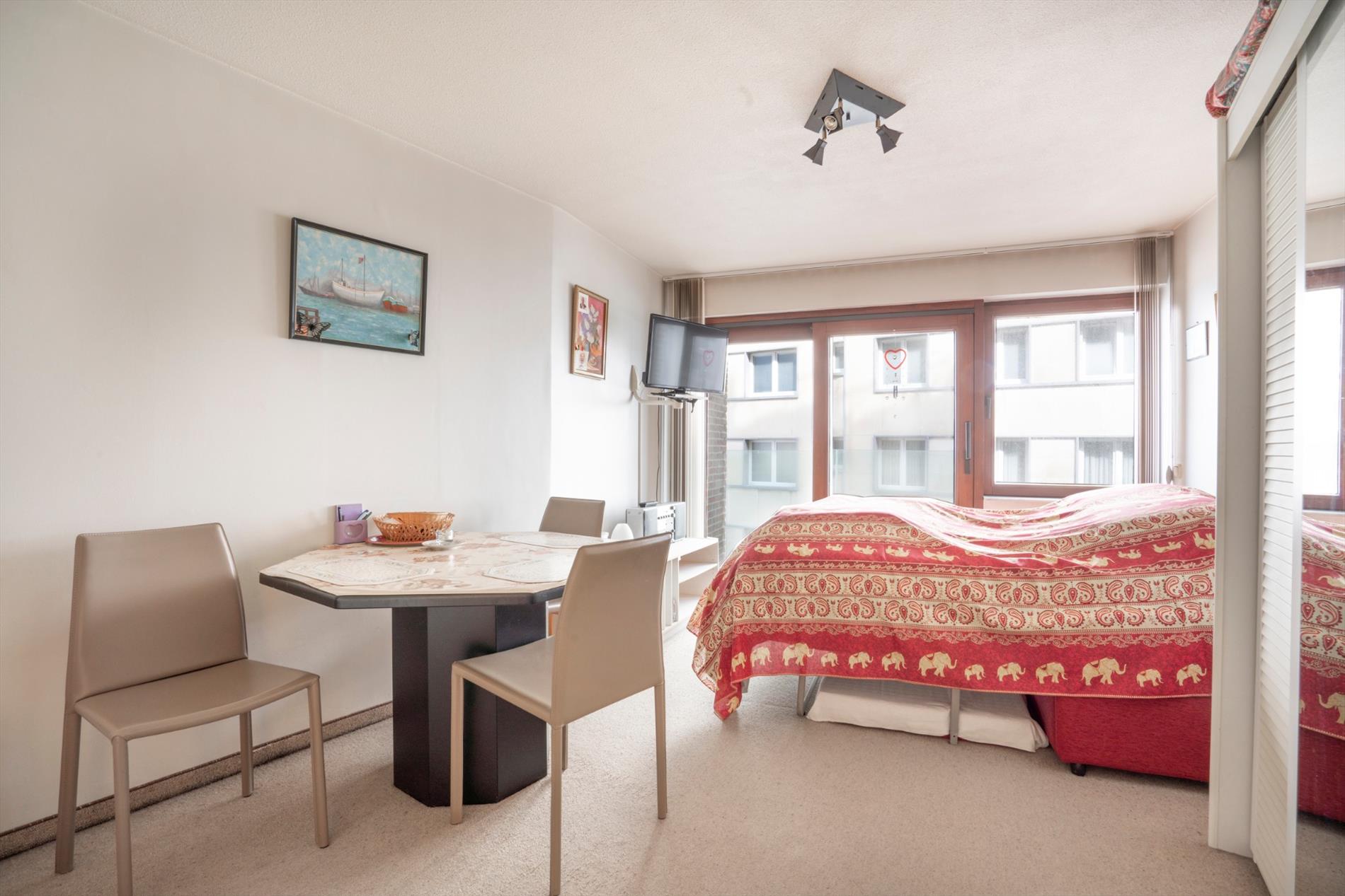 MOOIE STUDIO MET ZIJDELINGS ZEEZICHT IN CENTRUM OOSTENDE 