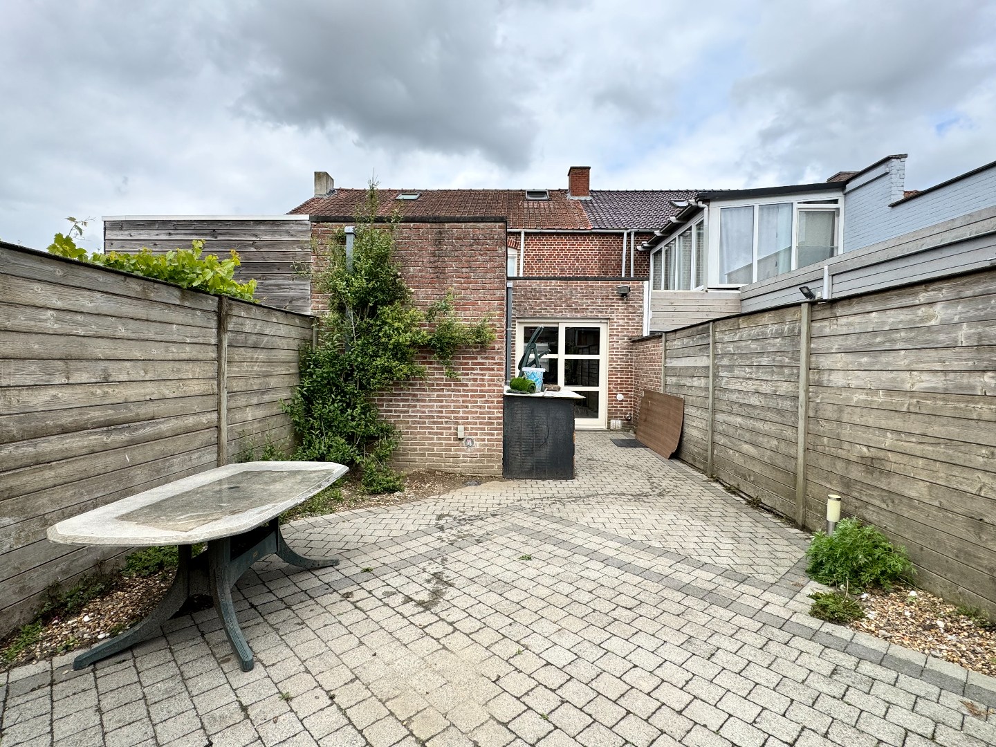 Gesloten bebouwing met 4 slaapkamers, binnenkoer en overdekte autostaanplaats. 