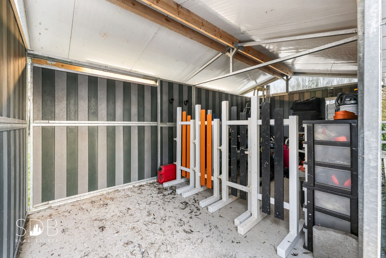 Landelijke villa met zwembad, paardenfaciliteiten en piste op circa 2 HA 