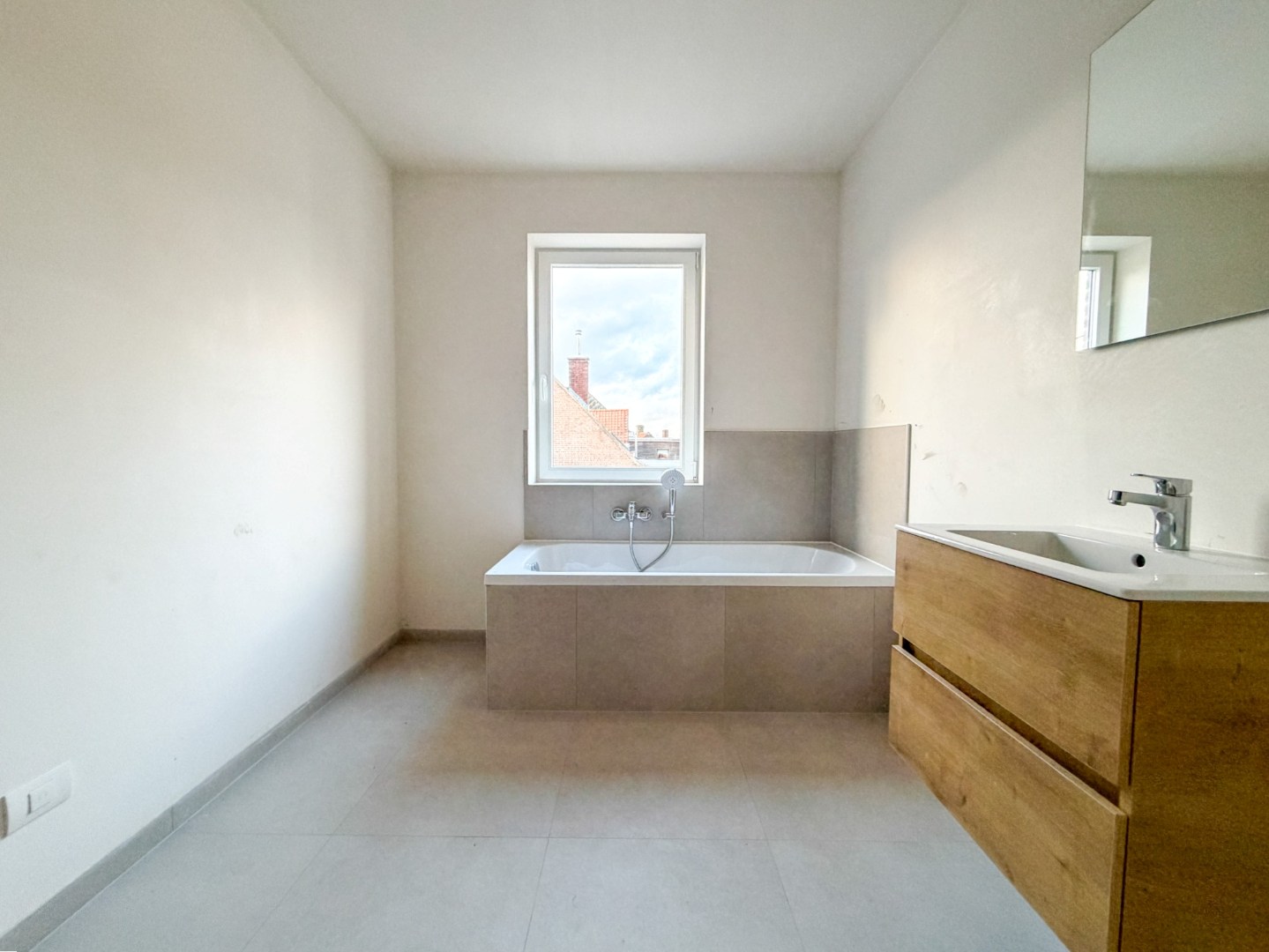 Rustig gelegen energiezuinige nieuwbouwwoning met 4 slpk, op ruim perceel, Torhout. 