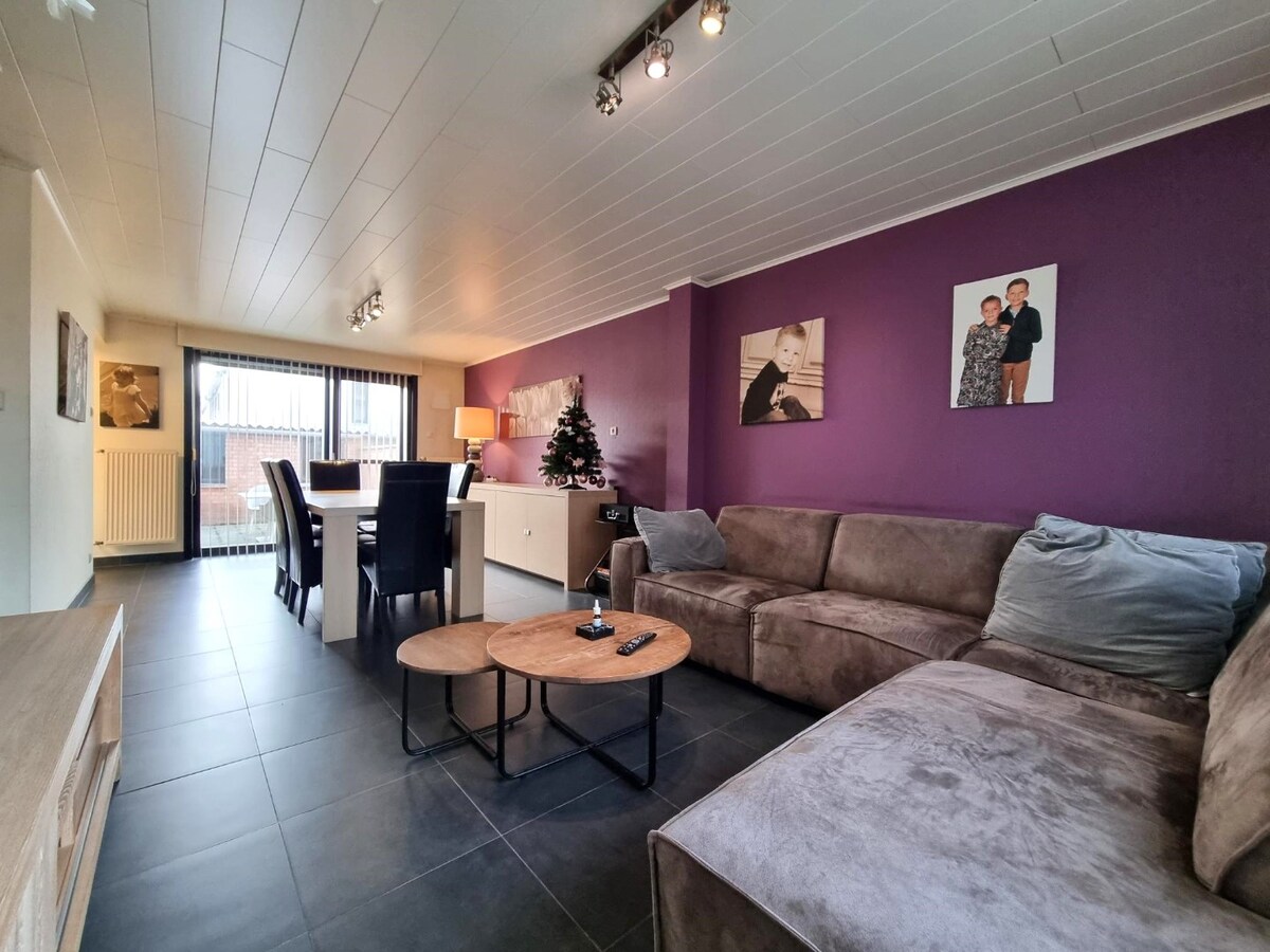 Halfopen woning met garage en dubbele oprit te Heist 