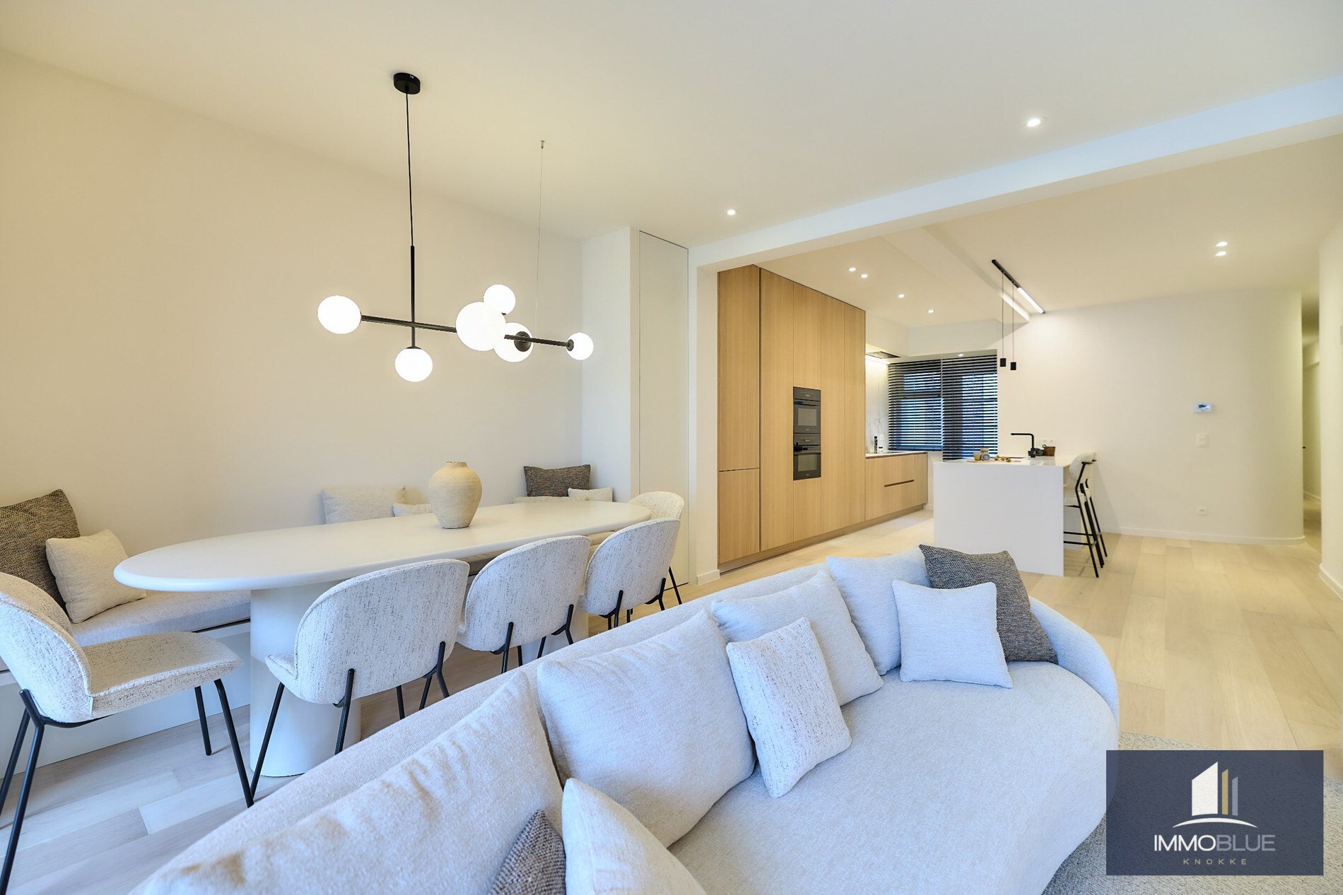 Appartement spacieux, entièrement rénové, avec quatre chambres et vue latérale sur la mer, situé à proximité de la Place Van Bunnen. 